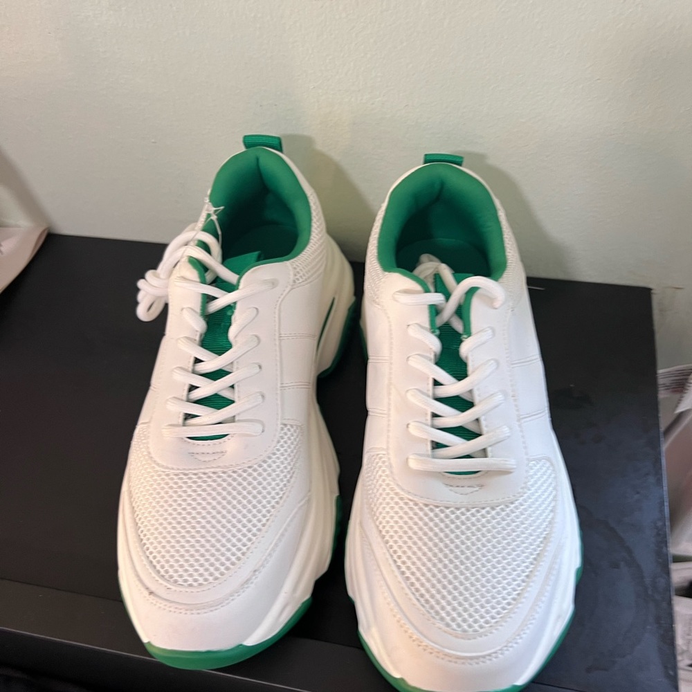 Brand new sneakers. Son nuevos 7.5